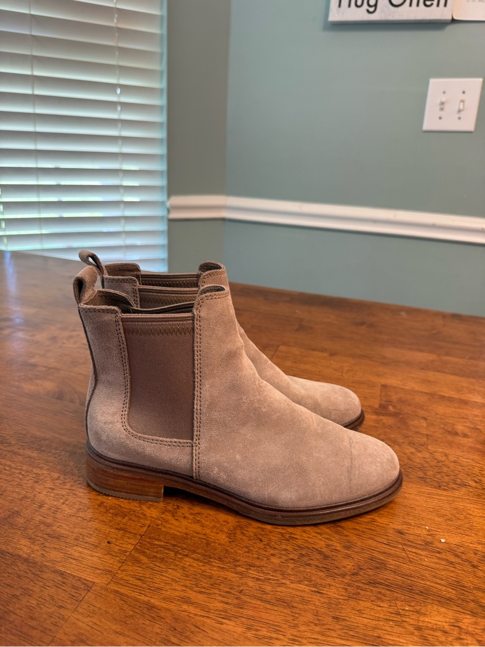 Clarks Clarkdale Arlo Women's Suede Chelsea Ankle Boots Taupe Brown size 7.5